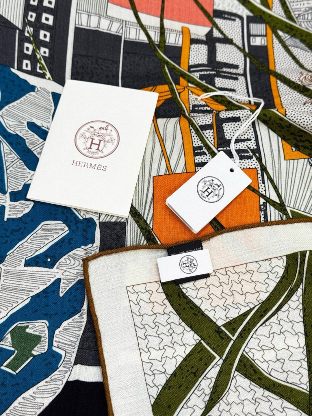 💟抢先 上新💞【双面同色丝绒方巾】手工卷边山羊绒和真丝混纺披肩（70%山羊绒，30%桑蚕丝）这款披肩采用