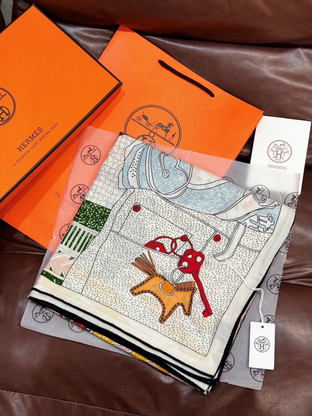 💟抢先 上新💞【双面同色丝绒方巾】手工卷边山羊绒和真丝混纺披肩（70%山羊绒，30%桑蚕丝）这款披肩采用