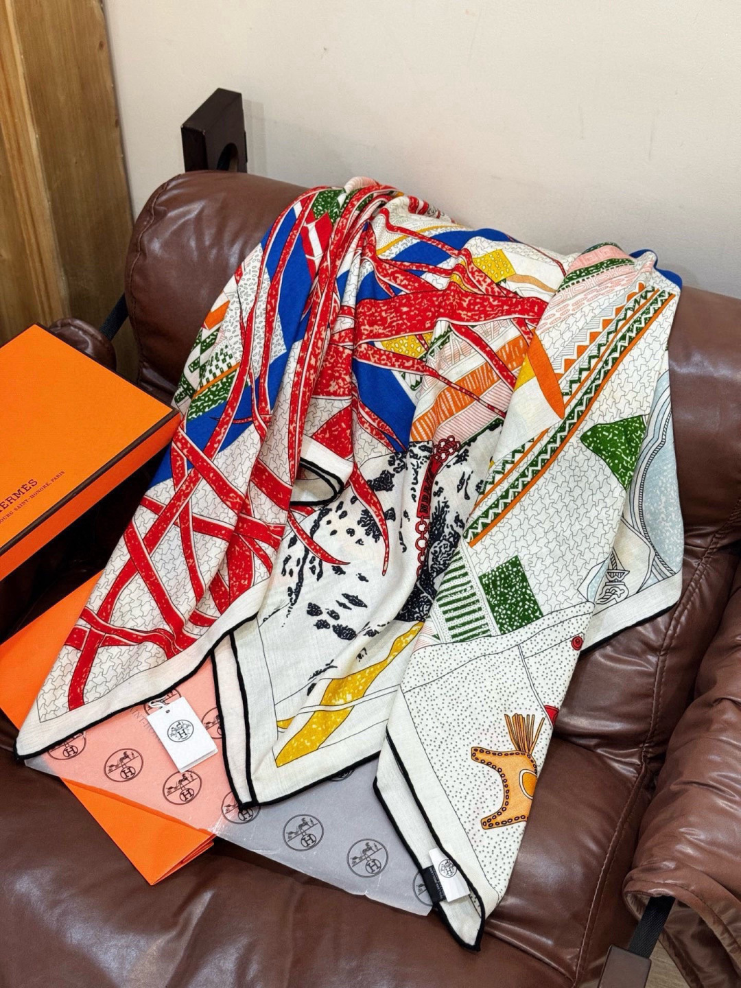 💟抢先 上新💞【双面同色丝绒方巾】手工卷边山羊绒和真丝混纺披肩（70%山羊绒，30%桑蚕丝）这款披肩采用