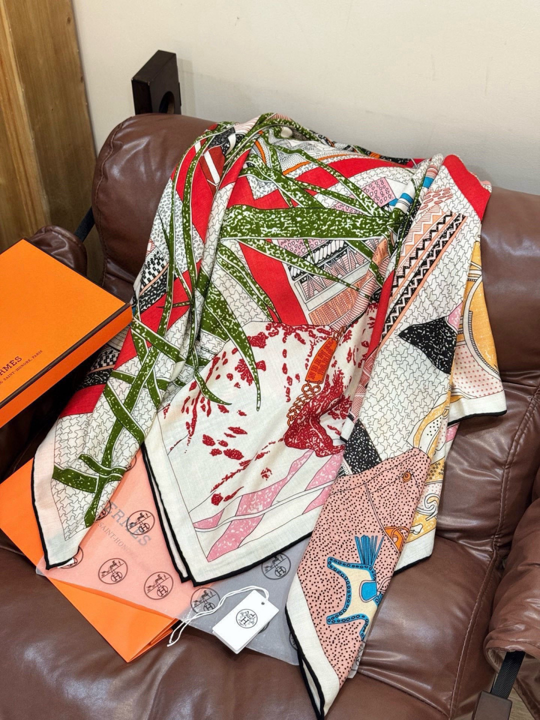 💟抢先 上新💞【双面同色丝绒方巾】手工卷边山羊绒和真丝混纺披肩（70%山羊绒，30%桑蚕丝）这款披肩采用