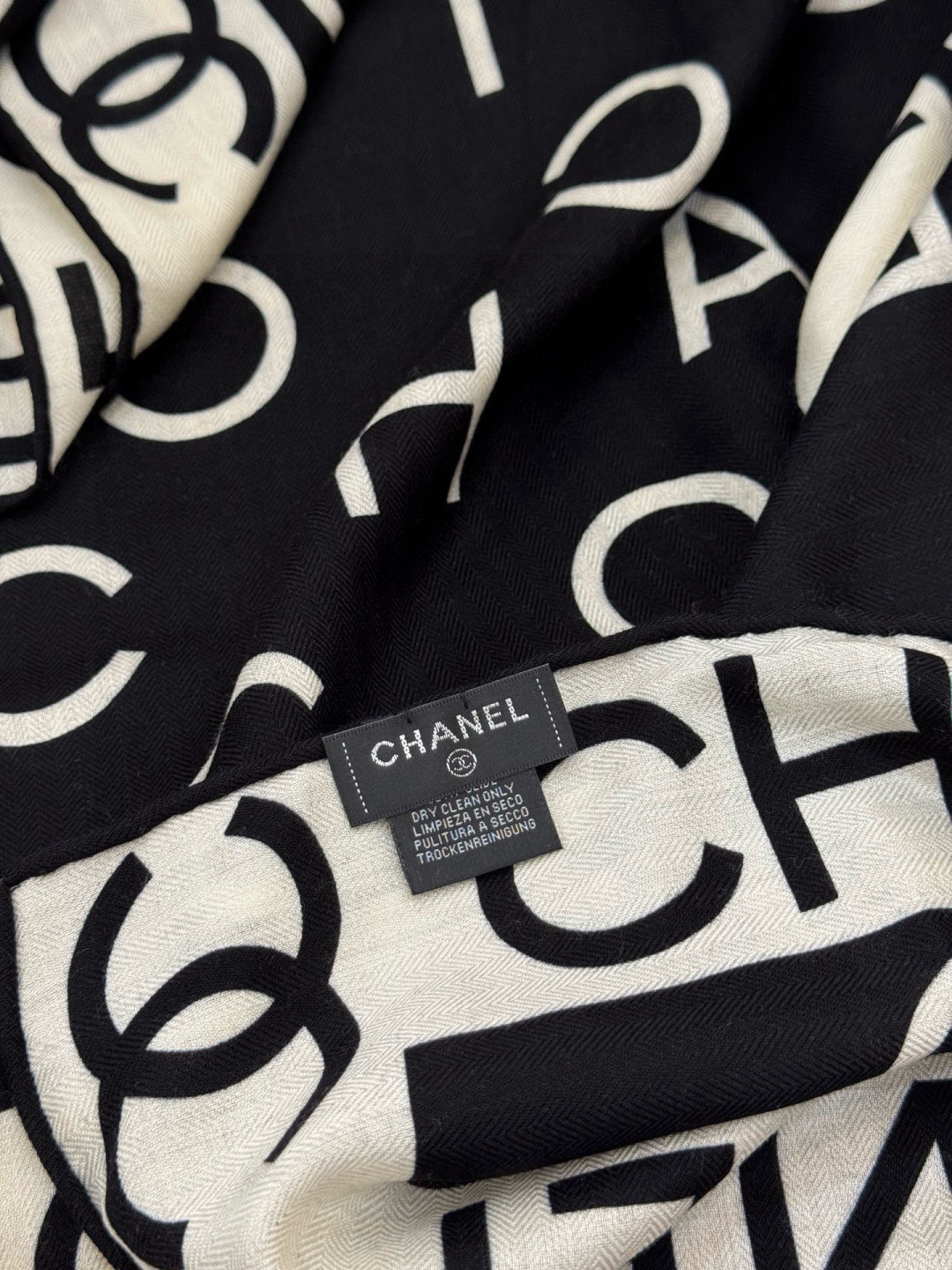 Chanel ~【140顶级双面丝绒披肩】香家logo与字母的完美碰撞设计底部还有隐隐约约的双C小Log