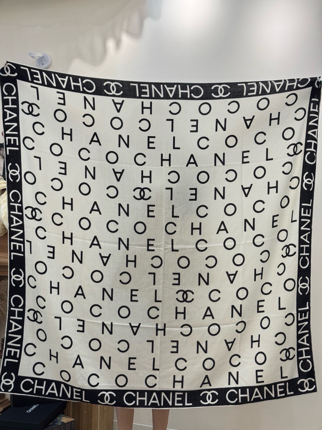 Chanel ~【140顶级双面丝绒披肩】香家logo与字母的完美碰撞设计底部还有隐隐约约的双C小Log