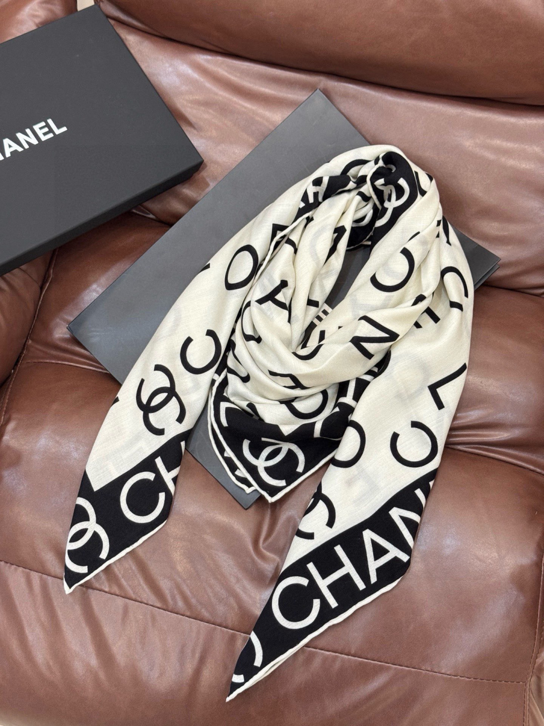 Chanel ~【140顶级双面丝绒披肩】香家logo与字母的完美碰撞设计底部还有隐隐约约的双C小Log
