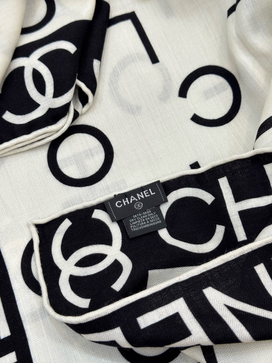 Chanel ~【140顶级双面丝绒披肩】香家logo与字母的完美碰撞设计底部还有隐隐约约的双C小Log