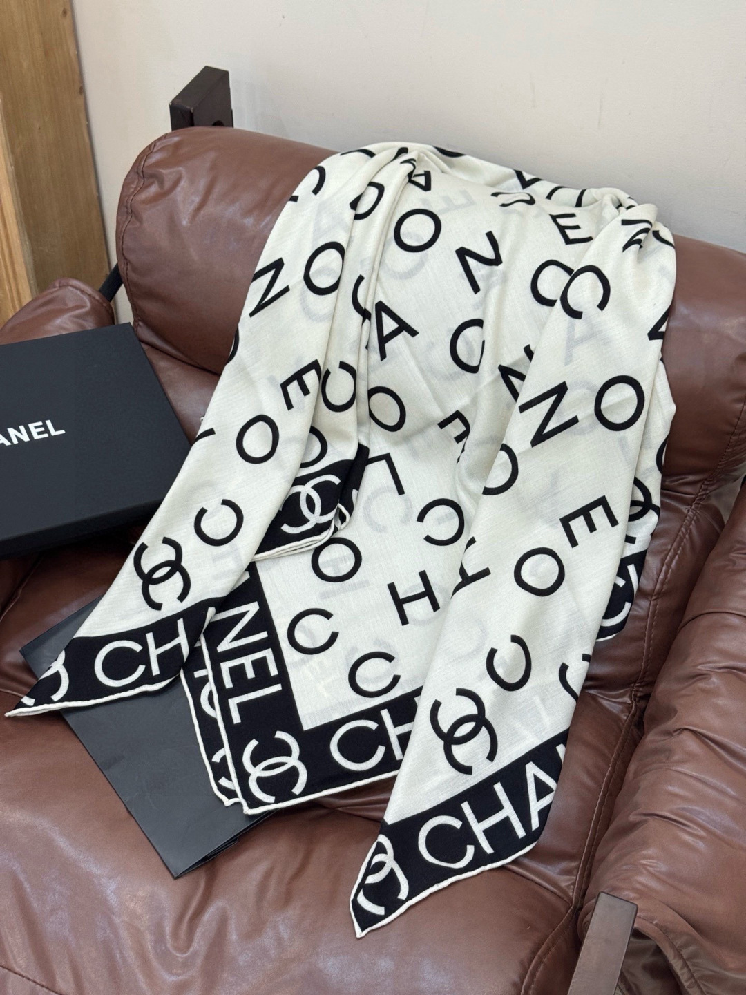 Chanel ~【140顶级双面丝绒披肩】香家logo与字母的完美碰撞设计底部还有隐隐约约的双C小Log