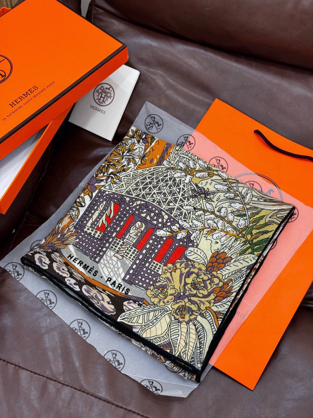 💟抢先 上新💞【双面同色丝绒方巾】手工卷边山羊绒和真丝混纺披肩（70%山羊绒，30%桑蚕丝）这款披肩采用