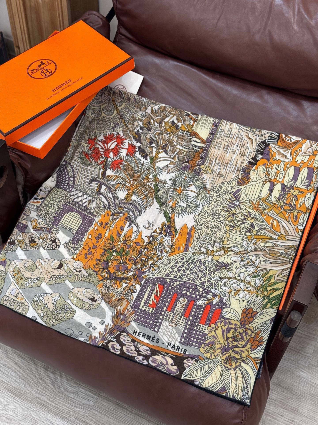 💟抢先 上新💞【双面同色丝绒方巾】手工卷边山羊绒和真丝混纺披肩（70%山羊绒，30%桑蚕丝）这款披肩采用