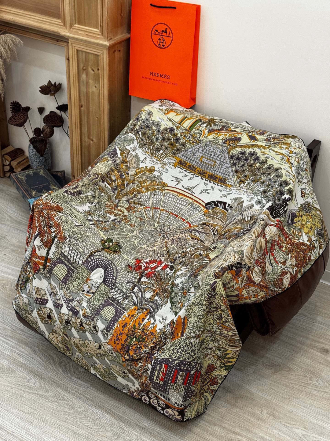 💟抢先 上新💞【双面同色丝绒方巾】手工卷边山羊绒和真丝混纺披肩（70%山羊绒，30%桑蚕丝）这款披肩采用