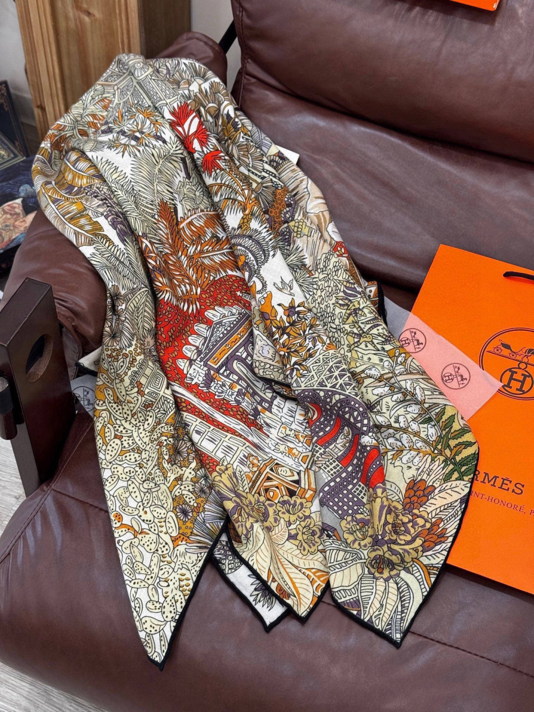 💟抢先 上新💞【双面同色丝绒方巾】手工卷边山羊绒和真丝混纺披肩（70%山羊绒，30%桑蚕丝）这款披肩采用