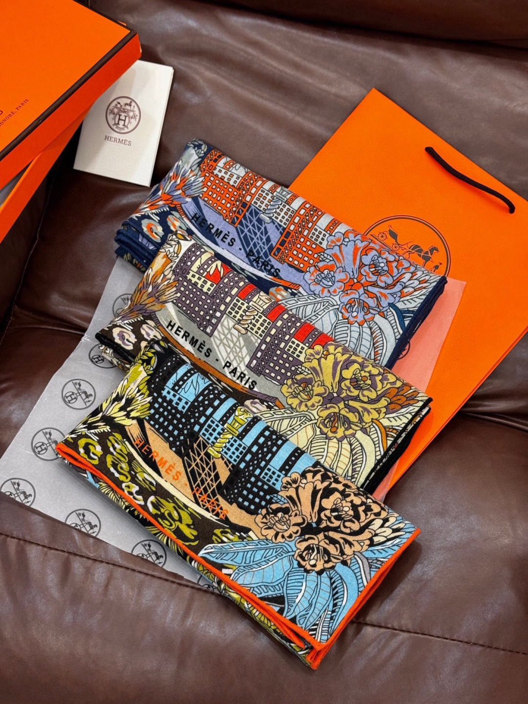 💟抢先 上新💞【双面同色丝绒方巾】手工卷边山羊绒和真丝混纺披肩（70%山羊绒，30%桑蚕丝）这款披肩采用