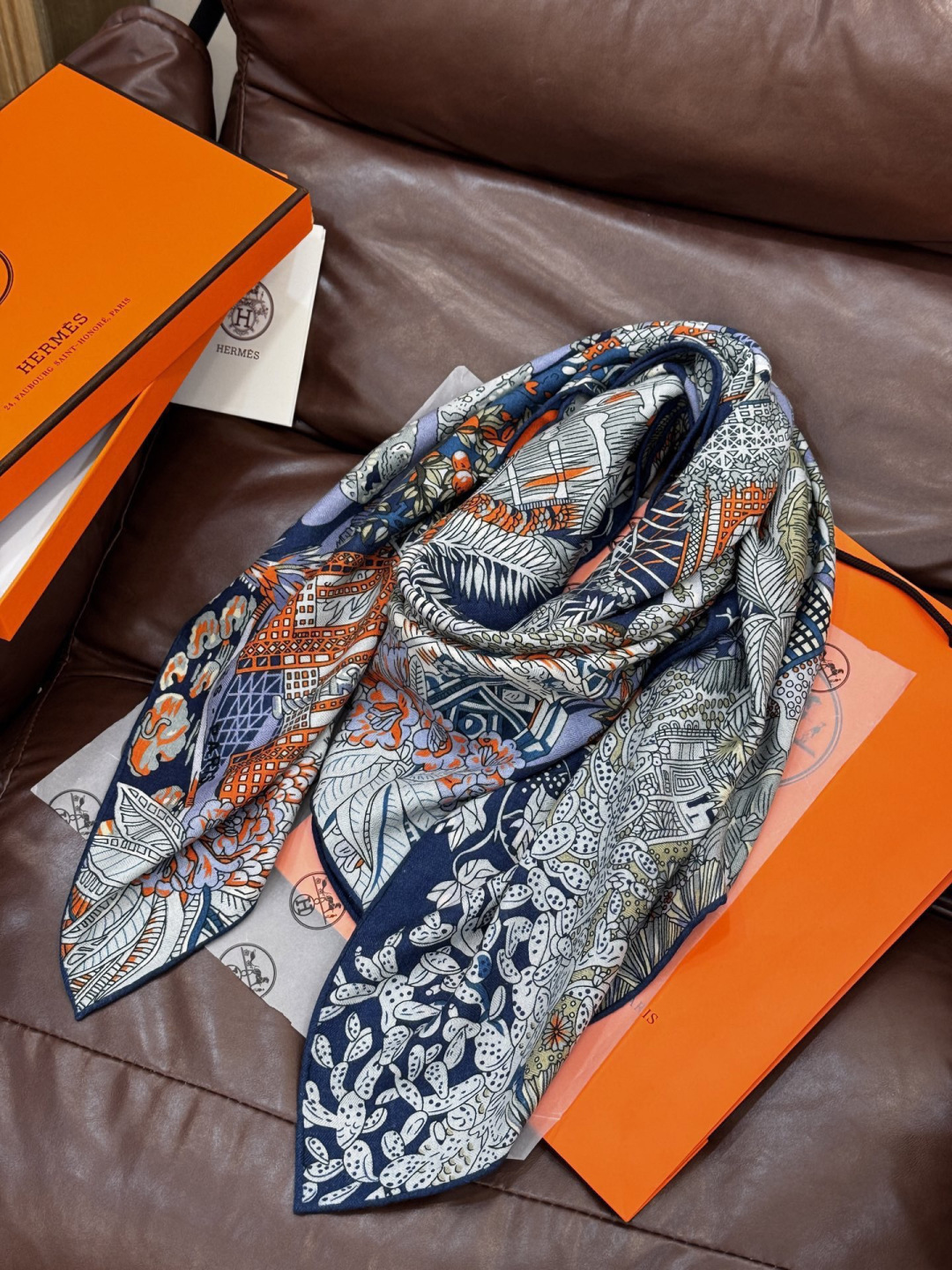 💟抢先 上新💞【双面同色丝绒方巾】手工卷边山羊绒和真丝混纺披肩（70%山羊绒，30%桑蚕丝）这款披肩采用