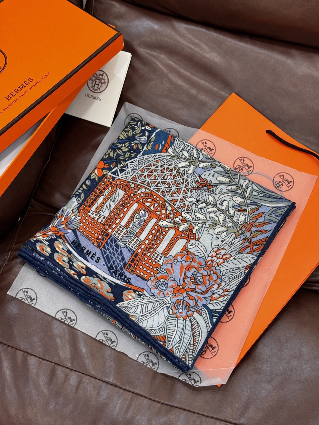 💟抢先 上新💞【双面同色丝绒方巾】手工卷边山羊绒和真丝混纺披肩（70%山羊绒，30%桑蚕丝）这款披肩采用