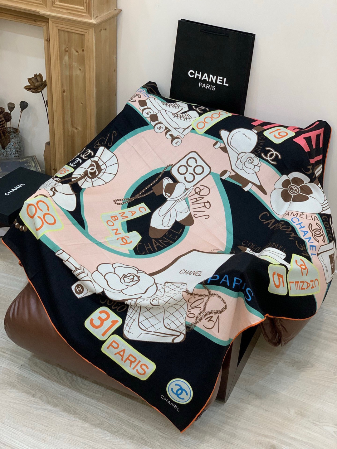 高级成衣系列～Chanel 【140双面同色丝绒披肩】此系列谱写一曲自由轻灵的赞歌本系列作品创新演绎品牌