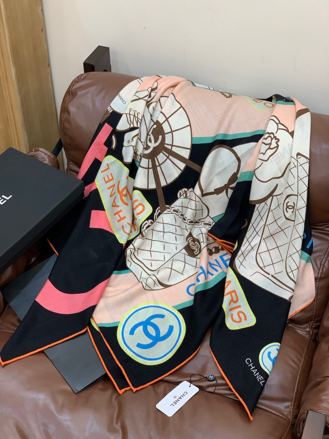 高级成衣系列～Chanel 【140双面同色丝绒披肩】此系列谱写一曲自由轻灵的赞歌本系列作品创新演绎品牌