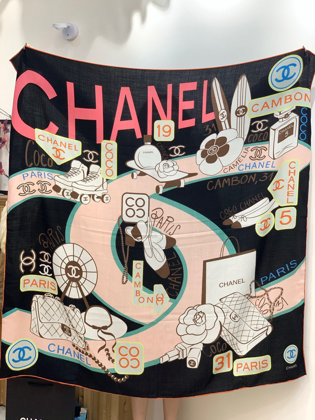 高级成衣系列～Chanel 【140双面同色丝绒披肩】此系列谱写一曲自由轻灵的赞歌本系列作品创新演绎品牌
