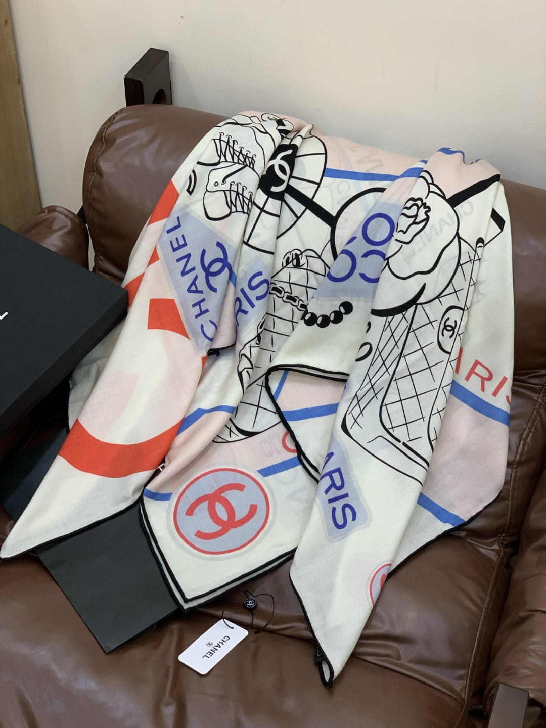 高级成衣系列～Chanel 【140双面同色丝绒披肩】此系列谱写一曲自由轻灵的赞歌本系列作品创新演绎品牌