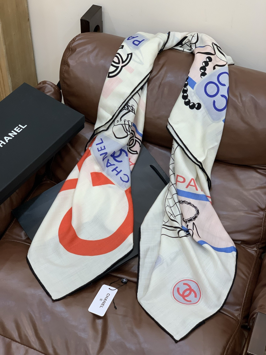 高级成衣系列～Chanel 【140双面同色丝绒披肩】此系列谱写一曲自由轻灵的赞歌本系列作品创新演绎品牌