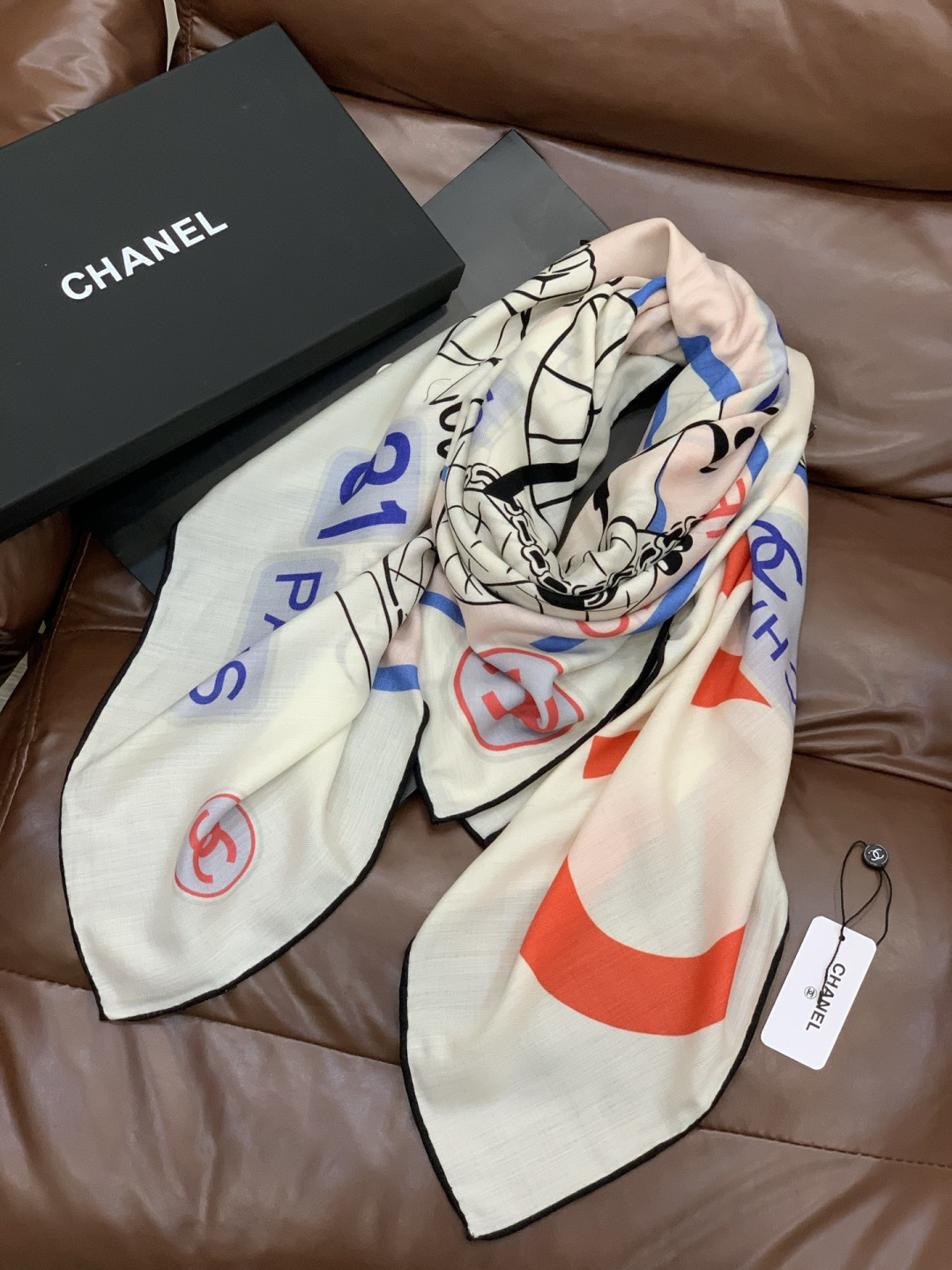 高级成衣系列～Chanel 【140双面同色丝绒披肩】此系列谱写一曲自由轻灵的赞歌本系列作品创新演绎品牌