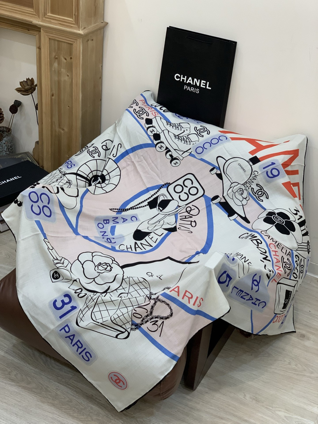 高级成衣系列～Chanel 【140双面同色丝绒披肩】此系列谱写一曲自由轻灵的赞歌本系列作品创新演绎品牌