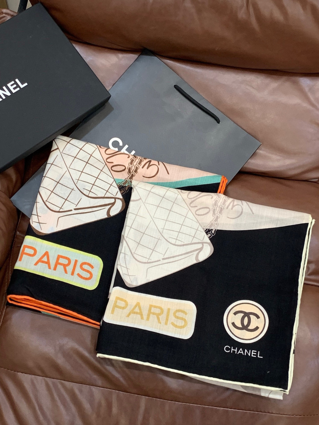 高级成衣系列～Chanel 【140双面同色丝绒披肩】此系列谱写一曲自由轻灵的赞歌本系列作品创新演绎品牌