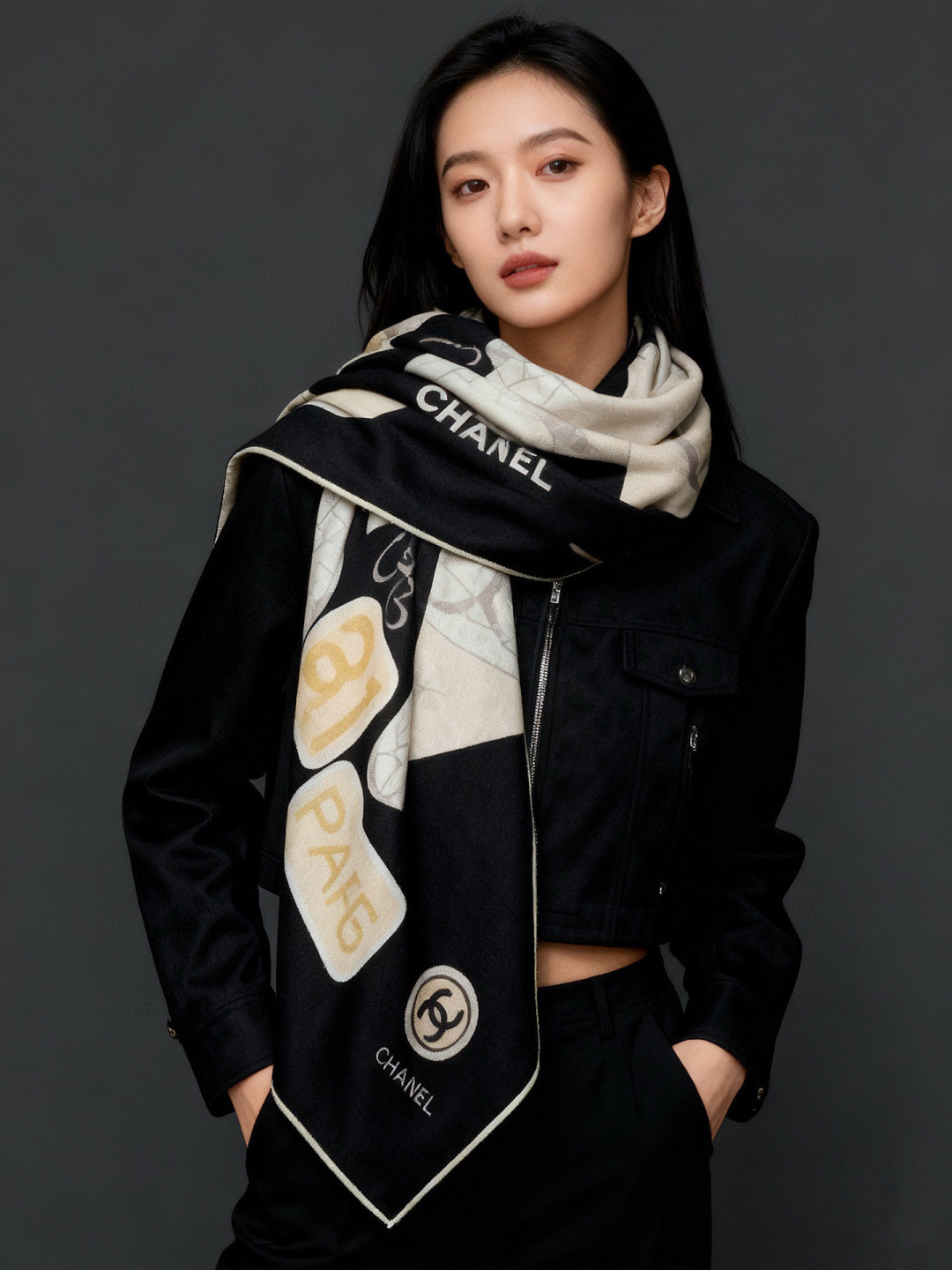 高级成衣系列～Chanel 【140双面同色丝绒披肩】此系列谱写一曲自由轻灵的赞歌本系列作品创新演绎品牌