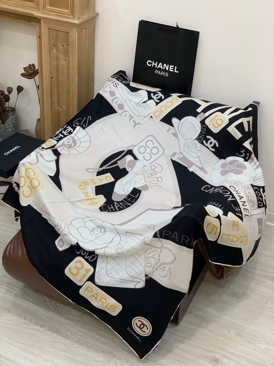 高级成衣系列～Chanel 【140双面同色丝绒披肩】此系列谱写一曲自由轻灵的赞歌本系列作品创新演绎品牌