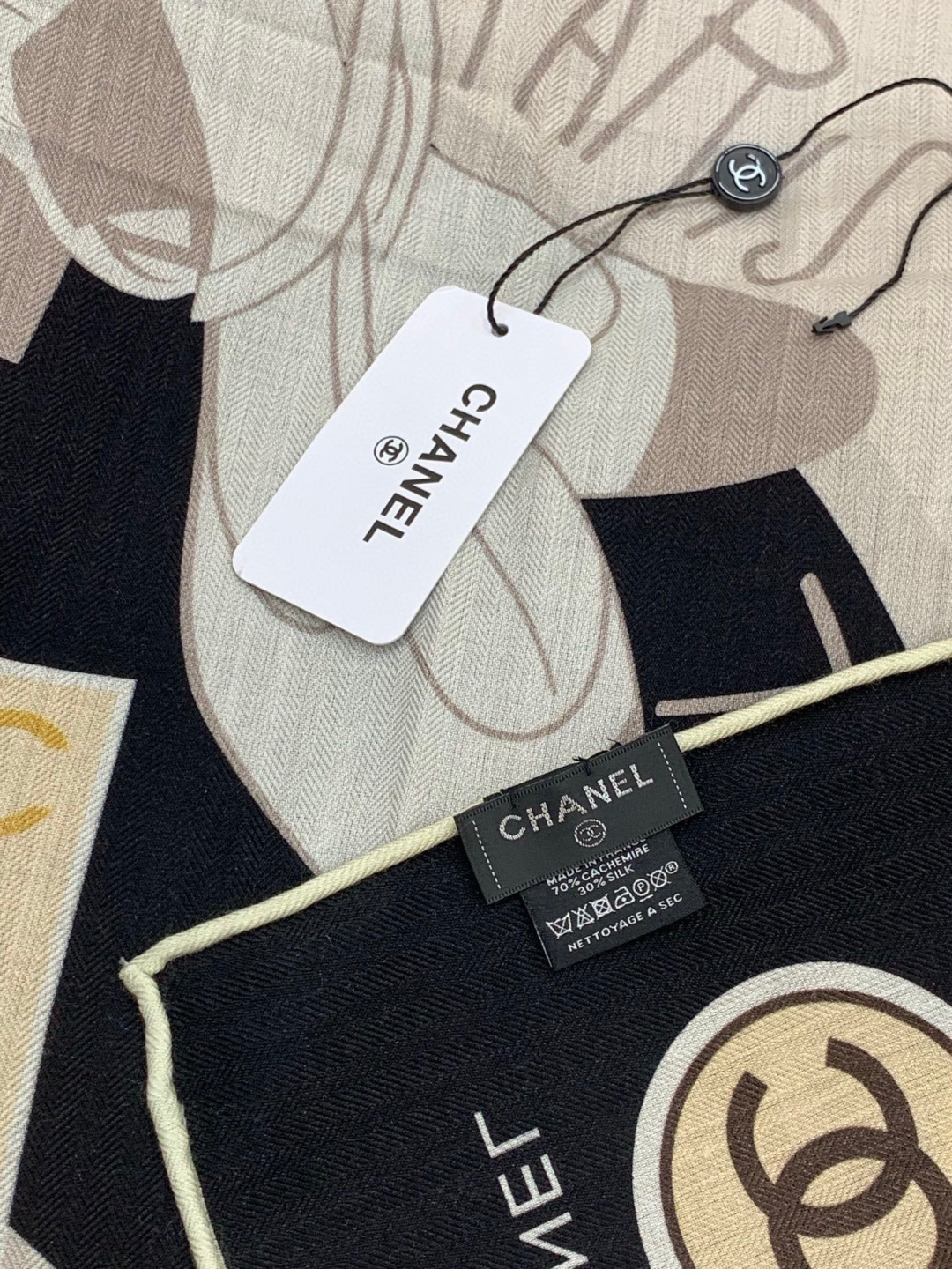 高级成衣系列～Chanel 【140双面同色丝绒披肩】此系列谱写一曲自由轻灵的赞歌本系列作品创新演绎品牌