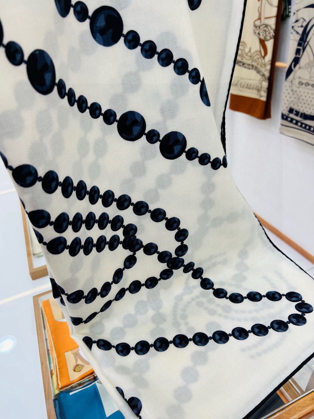 【▪️CHANEL新款 双面同色丝绒方巾】温柔而娴静，珍珠优雅气质！柔软顺滑的感觉真的舒服到心都化了！C