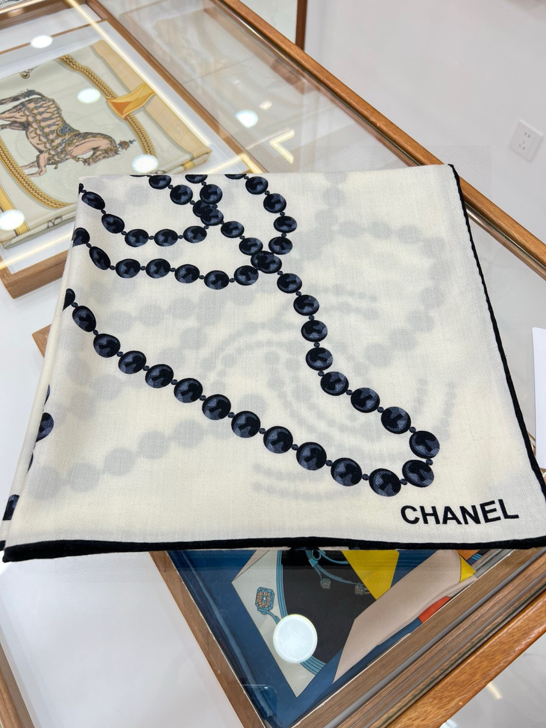 【▪️CHANEL新款 双面同色丝绒方巾】温柔而娴静，珍珠优雅气质！柔软顺滑的感觉真的舒服到心都化了！C