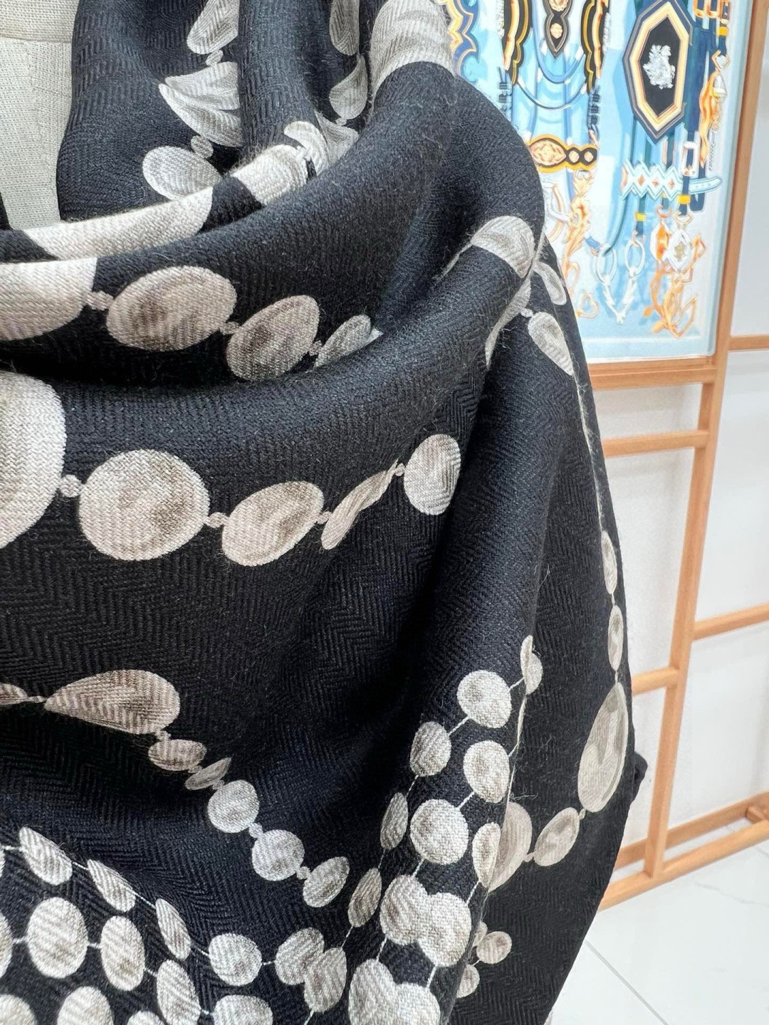 【▪️CHANEL新款 双面同色丝绒方巾】温柔而娴静，珍珠优雅气质！柔软顺滑的感觉真的舒服到心都化了！C