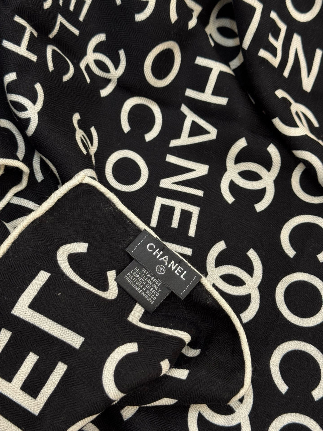 Chanel ~【140顶级双面丝绒披肩】香家logo与字母的完美碰撞设计底部还有隐隐约约的双C小Log