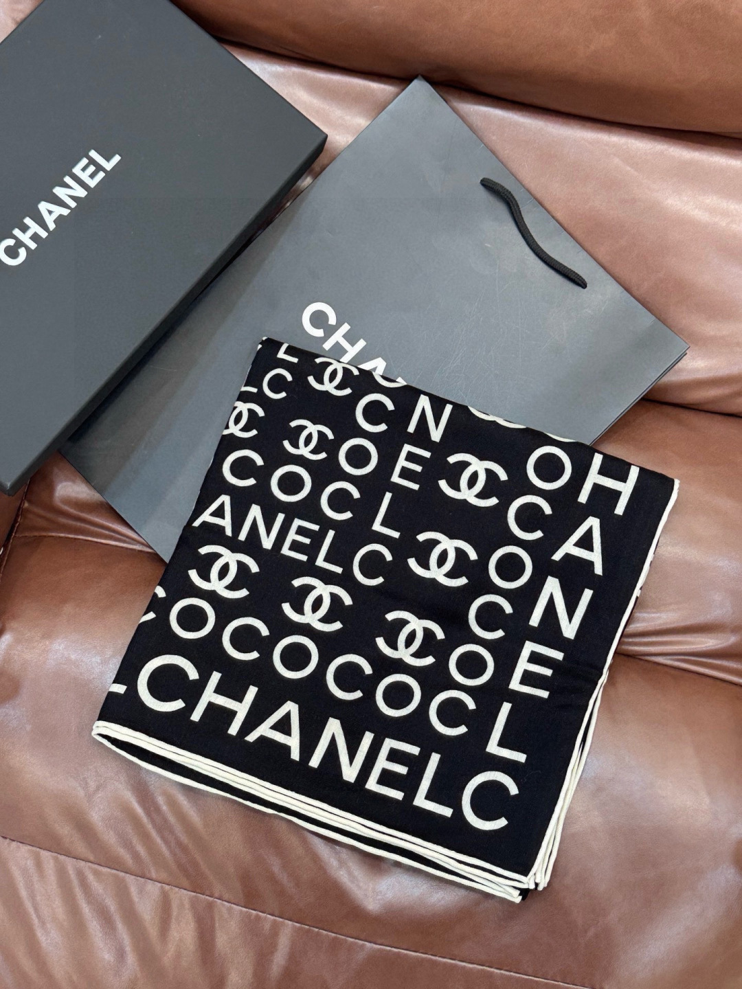Chanel ~【140顶级双面丝绒披肩】香家logo与字母的完美碰撞设计底部还有隐隐约约的双C小Log