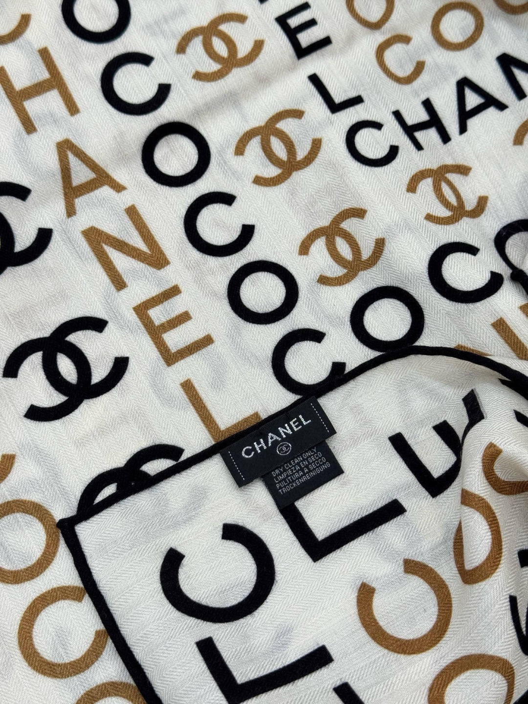Chanel ~【140顶级双面丝绒披肩】香家logo与字母的完美碰撞设计底部还有隐隐约约的双C小Log