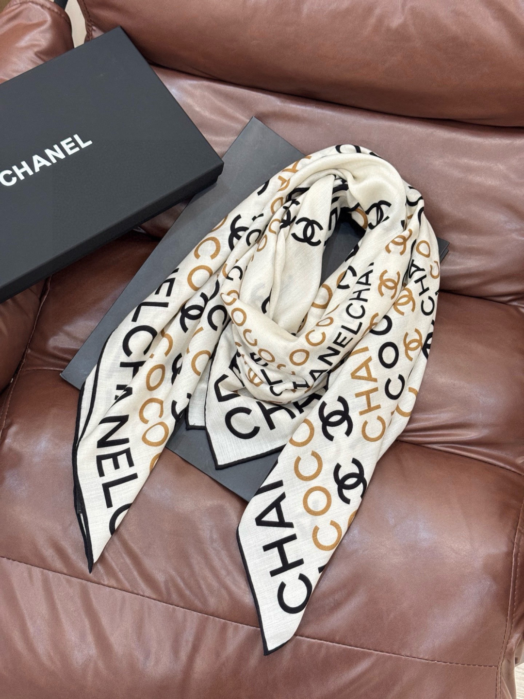 Chanel ~【140顶级双面丝绒披肩】香家logo与字母的完美碰撞设计底部还有隐隐约约的双C小Log