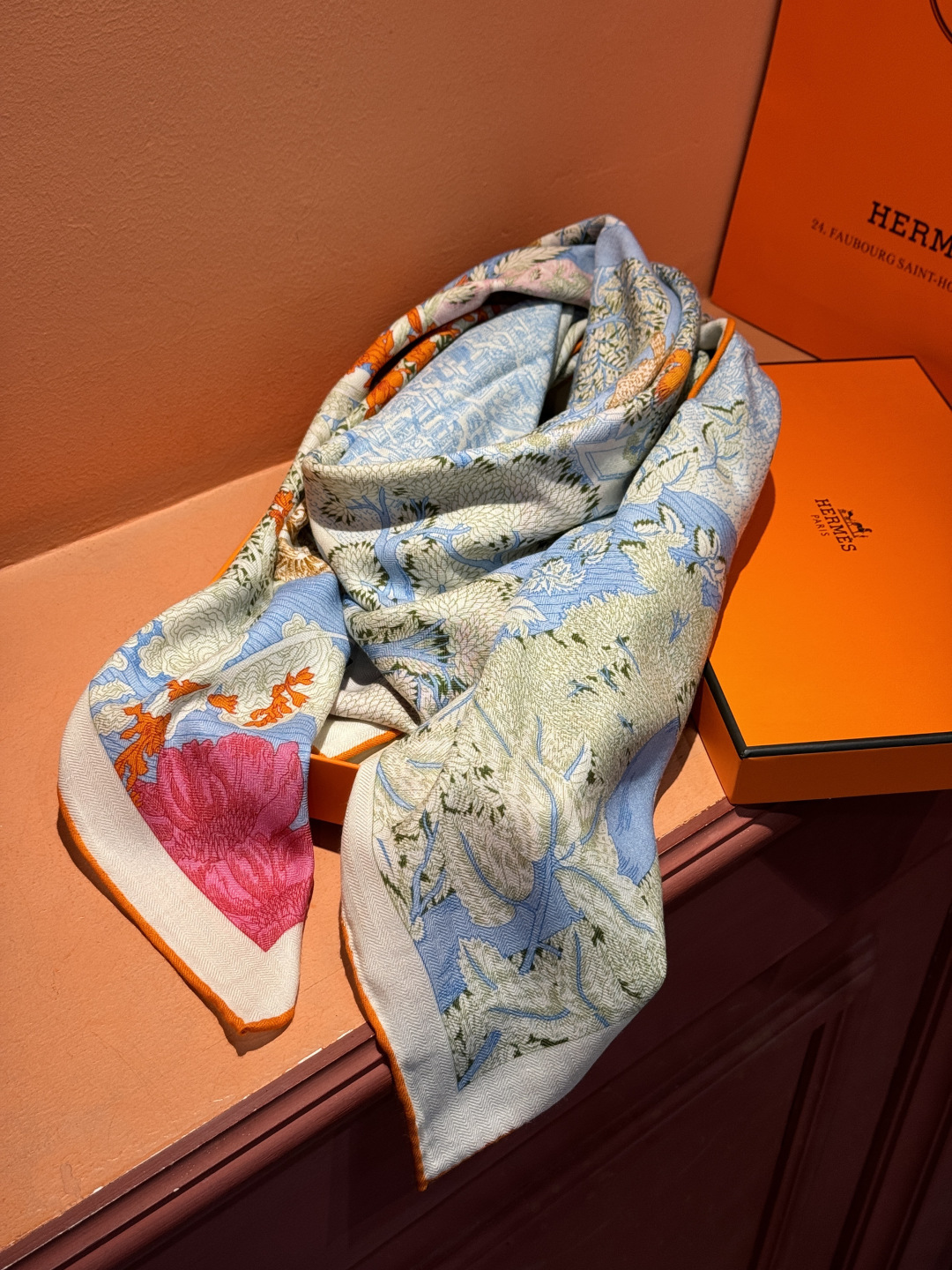 爱马仕～秋冬搭配利器❗️顶级双面同色 版真丝羊绒披肩！！1条等于2条】点睛精彩，图案和配色都超级喜欢，又