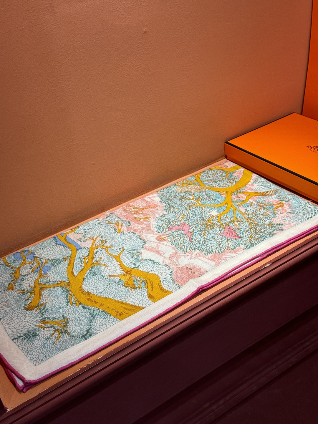 爱马仕～秋冬搭配利器❗️顶级双面同色 版真丝羊绒披肩！！1条等于2条】点睛精彩，图案和配色都超级喜欢，又