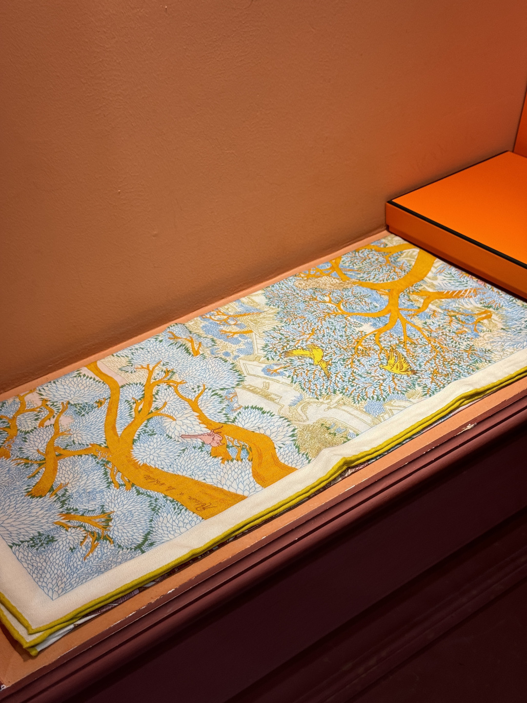 爱马仕～秋冬搭配利器❗️顶级双面同色 版真丝羊绒披肩！！1条等于2条】点睛精彩，图案和配色都超级喜欢，又