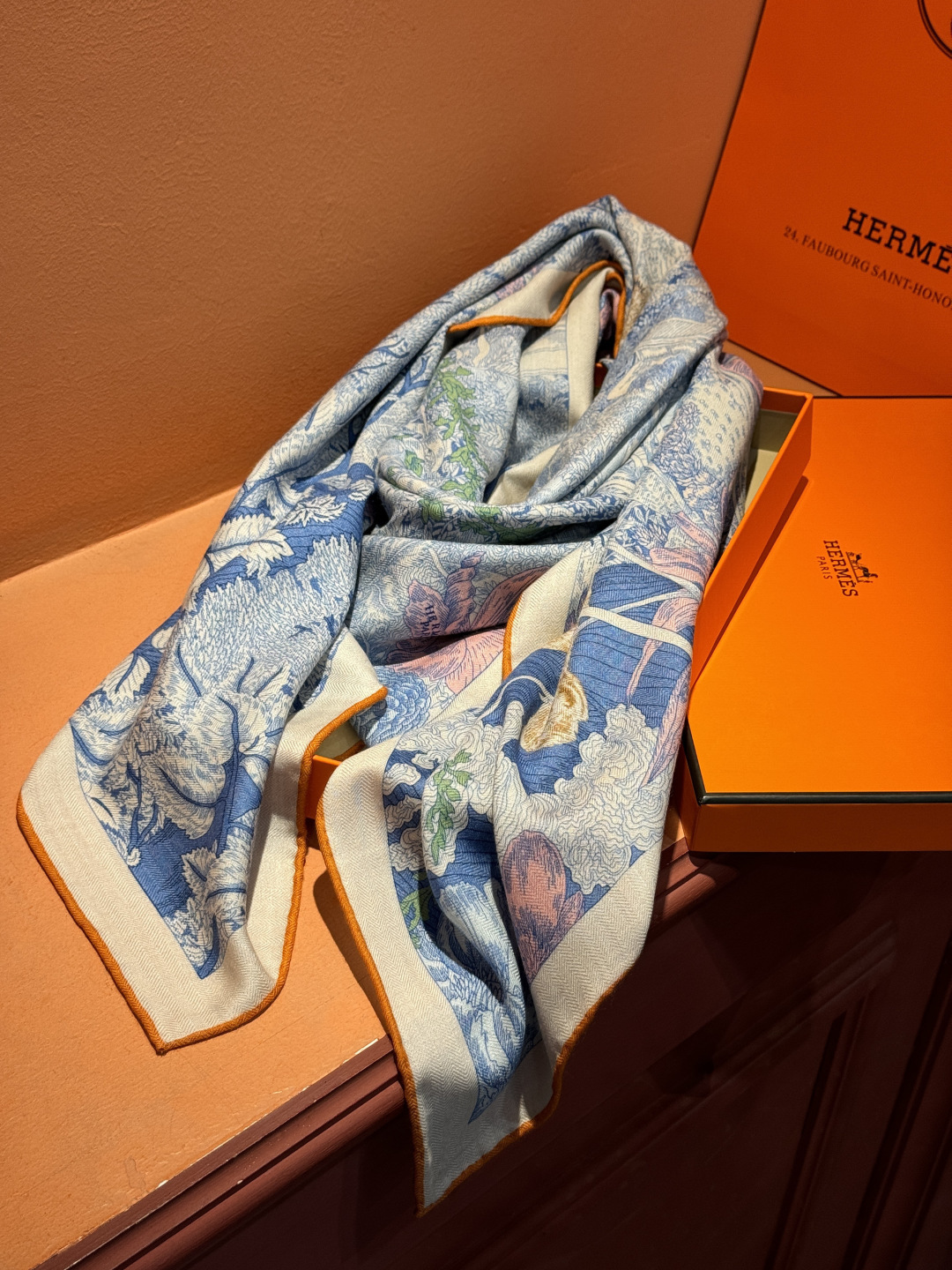 爱马仕～秋冬搭配利器❗️顶级双面同色 版真丝羊绒披肩！！1条等于2条】点睛精彩，图案和配色都超级喜欢，又