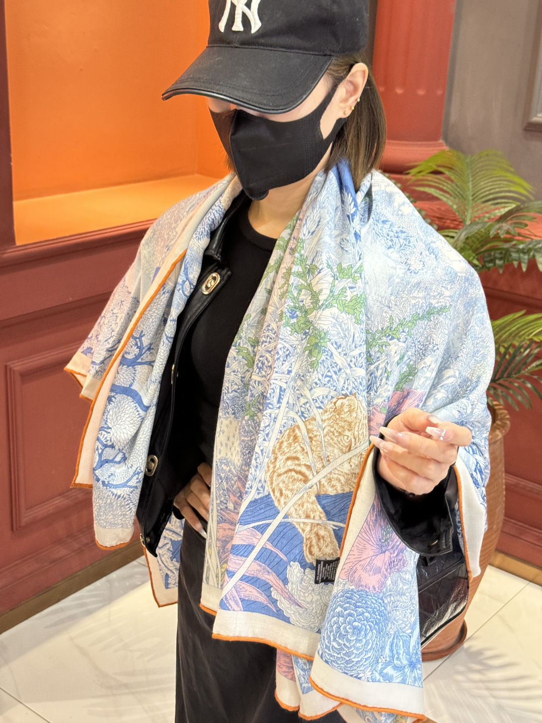 爱马仕～秋冬搭配利器❗️顶级双面同色 版真丝羊绒披肩！！1条等于2条】点睛精彩，图案和配色都超级喜欢，又