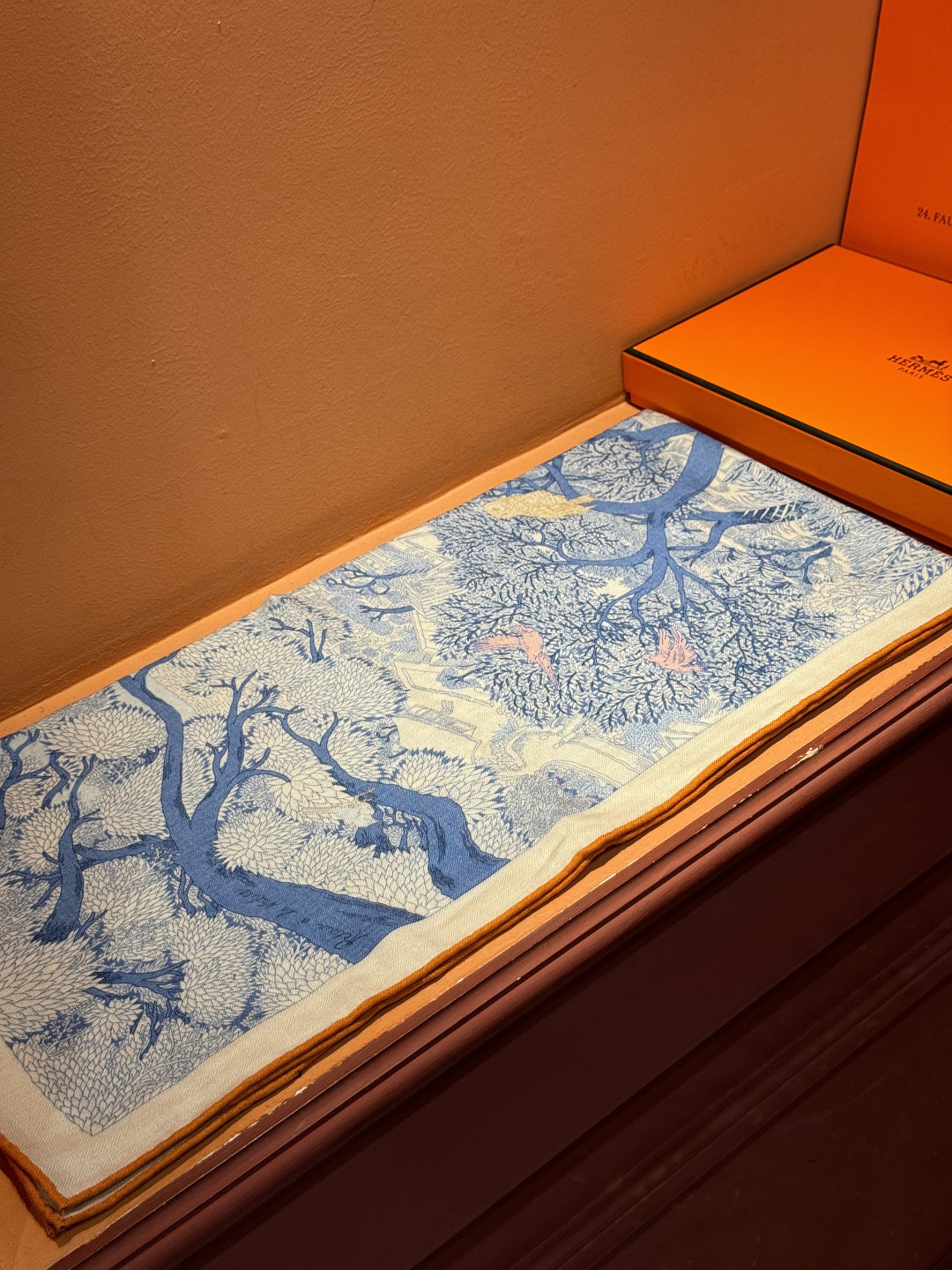 爱马仕～秋冬搭配利器❗️顶级双面同色 版真丝羊绒披肩！！1条等于2条】点睛精彩，图案和配色都超级喜欢，又