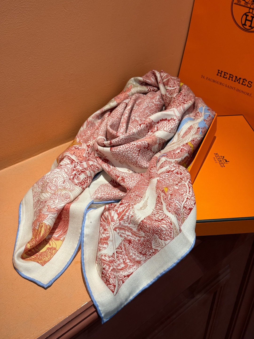 爱马仕～秋冬搭配利器❗️顶级双面同色 版真丝羊绒披肩！！1条等于2条】点睛精彩，图案和配色都超级喜欢，又