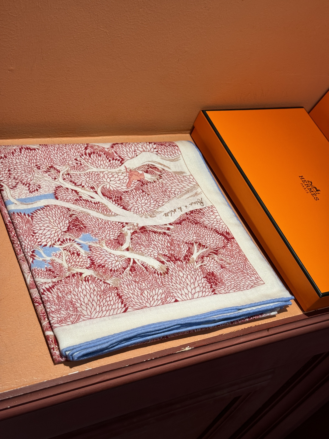 爱马仕～秋冬搭配利器❗️顶级双面同色 版真丝羊绒披肩！！1条等于2条】点睛精彩，图案和配色都超级喜欢，又