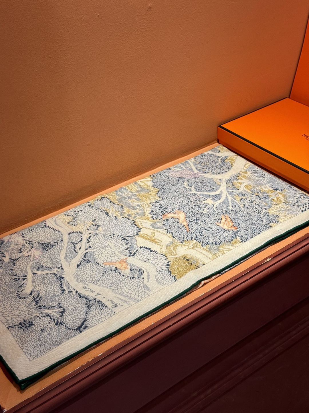 爱马仕～秋冬搭配利器❗️顶级双面同色 版真丝羊绒披肩！！1条等于2条】点睛精彩，图案和配色都超级喜欢，又