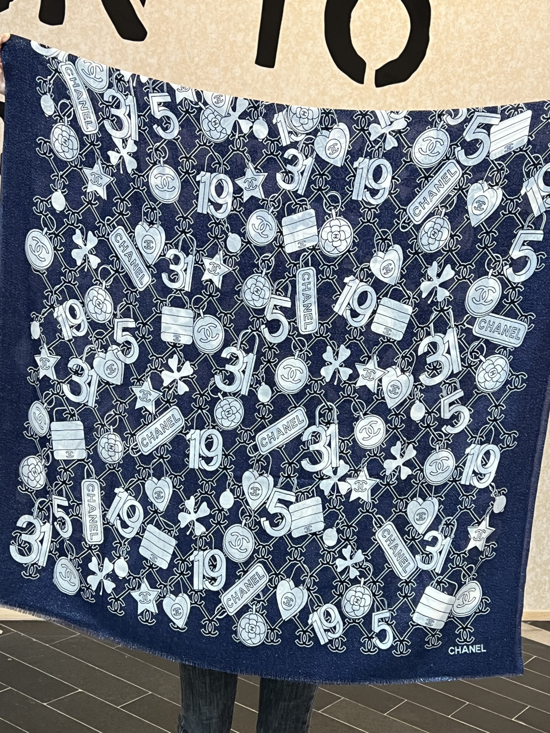 上新🌟 会发光发亮的围巾 💄💋新款客供银线💖羊绒面料长巾 😘美翻了[流泪]【手绘LOGO银线长巾】御用殿