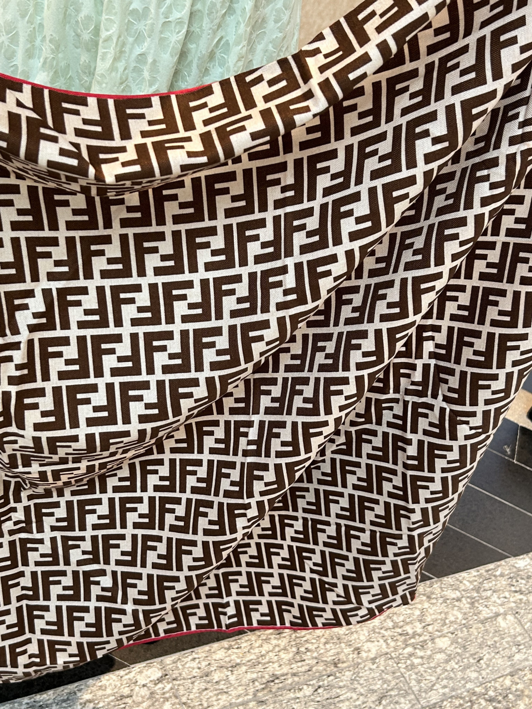 💟诠释什么叫高端顶奢产品～～丝绒方巾Fendi 卓尔不凡，高级有气场！！】非常抬人！永远加分的F秋冬单品