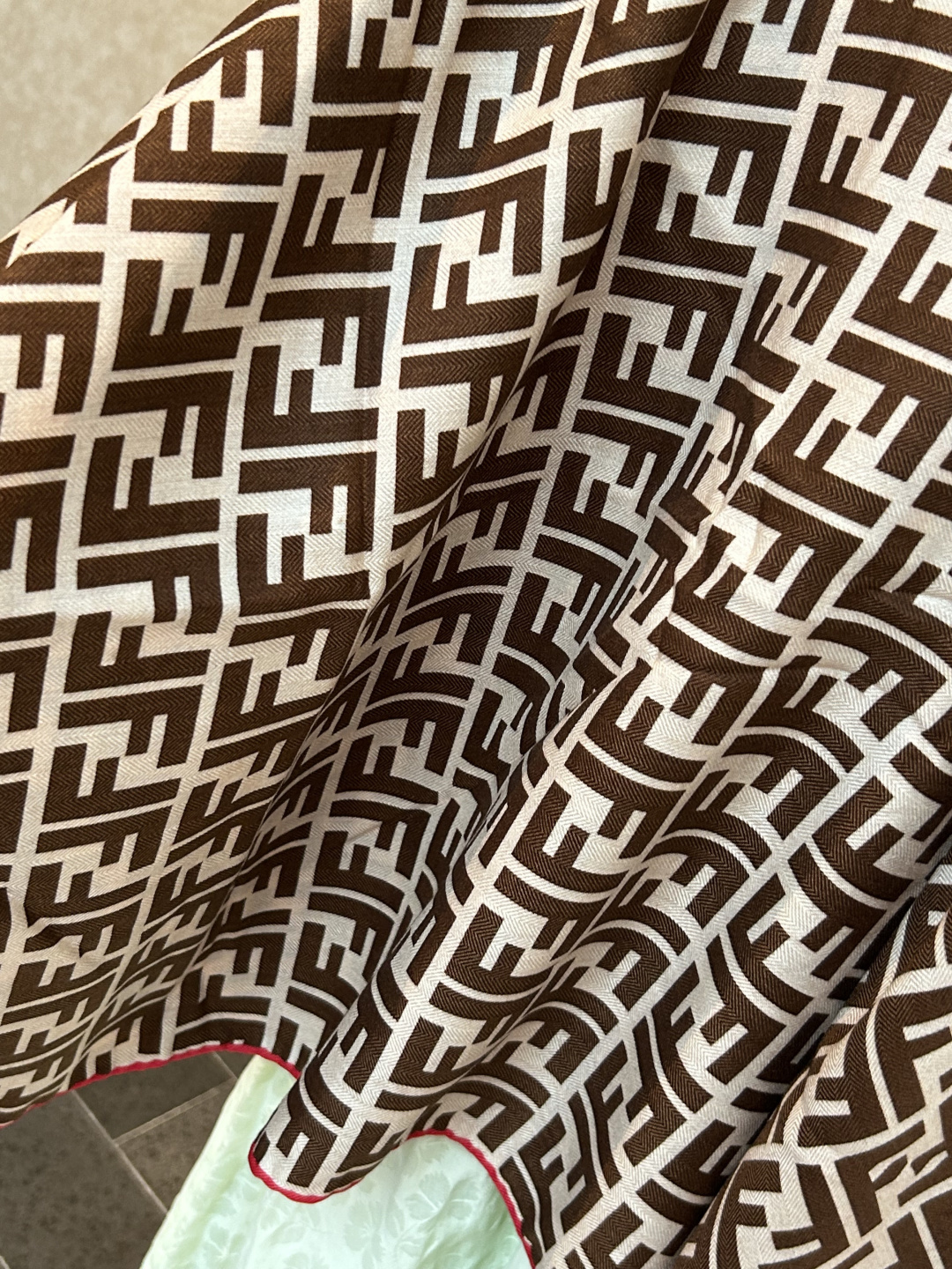 💟诠释什么叫高端顶奢产品～～丝绒方巾Fendi 卓尔不凡，高级有气场！！】非常抬人！永远加分的F秋冬单品