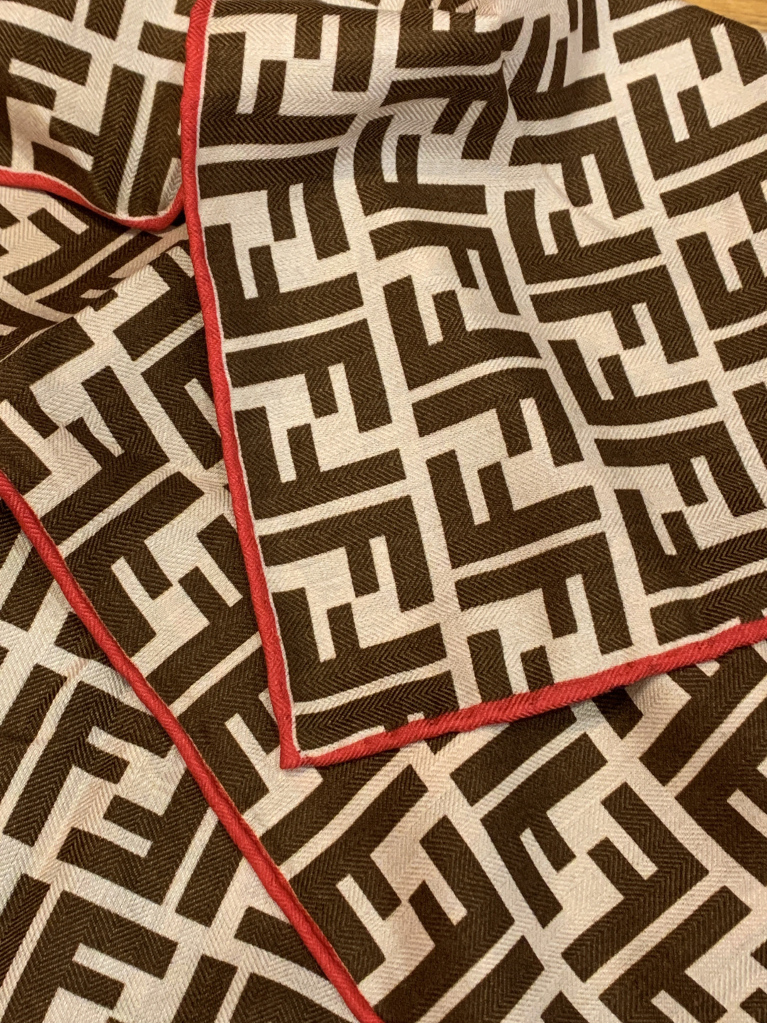 💟诠释什么叫高端顶奢产品～～丝绒方巾Fendi 卓尔不凡，高级有气场！！】非常抬人！永远加分的F秋冬单品