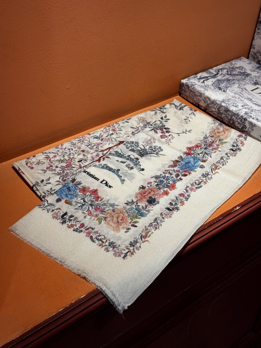 上新❤️【Chanel】 经典茶花优雅Coco风，Chanel最新菱格丝绒大方巾~气质到骨子里，香奶奶新