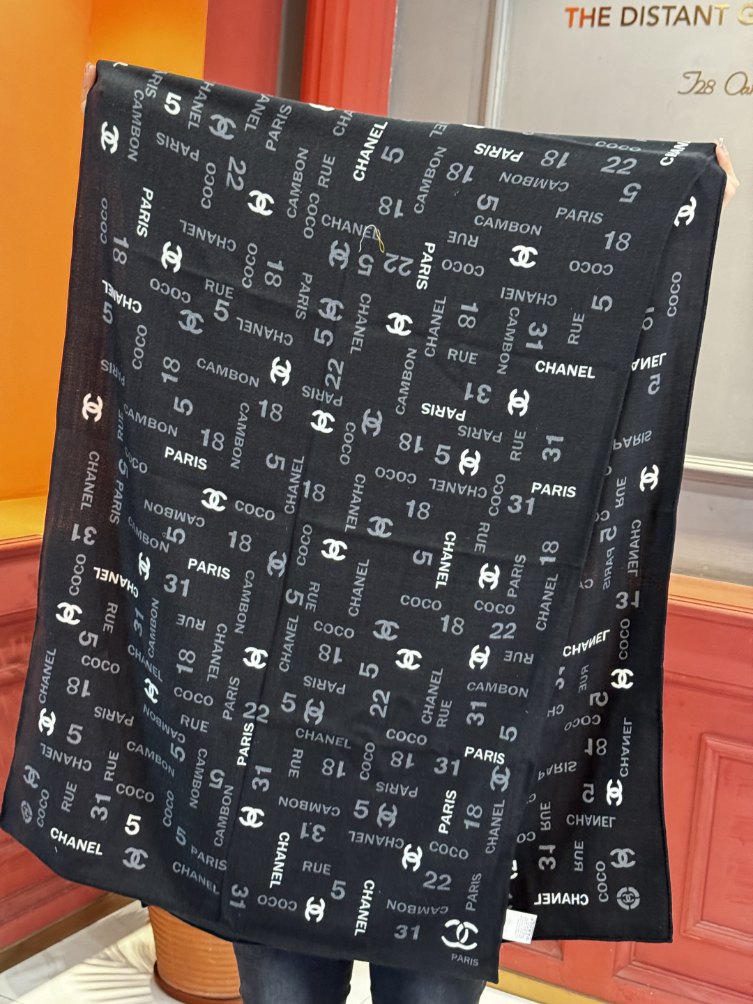 上新❤️【Chanel】 经典茶花优雅Coco风，Chanel最新菱格丝绒大方巾~气质到骨子里，香奶奶新