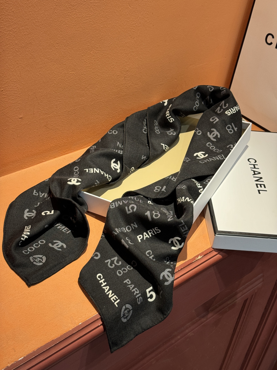 上新❤️【Chanel】 经典茶花优雅Coco风，Chanel最新菱格丝绒大方巾~气质到骨子里，香奶奶新